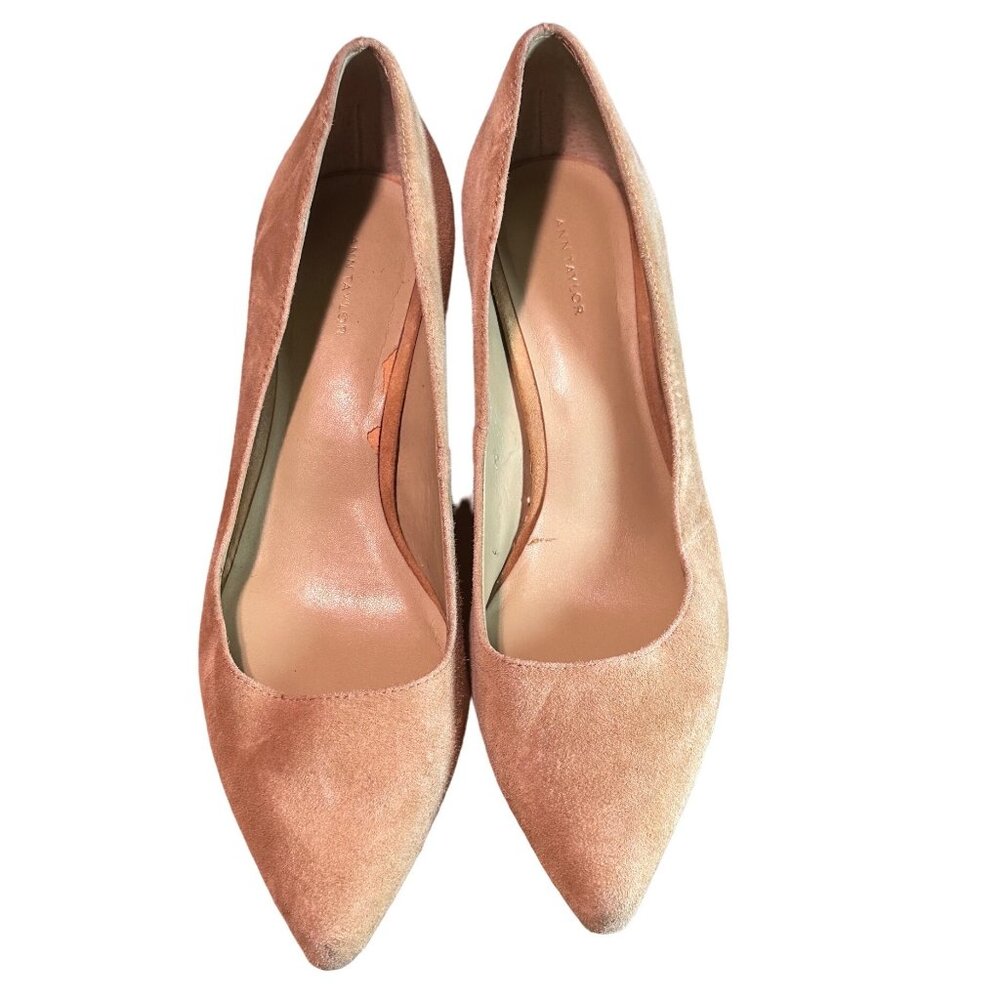 Ann Taylor pointy toe sued tan neutral size‎ 8 1/2M 2 1/2" Heel Padded Footbed